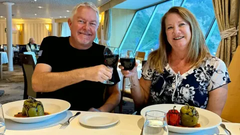 Casal que vive em um navio de cruzeiro em tempo integral com