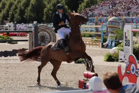 Cavaleiro olímpico se pronuncia após ser derrubado pelo próprio cavalo
