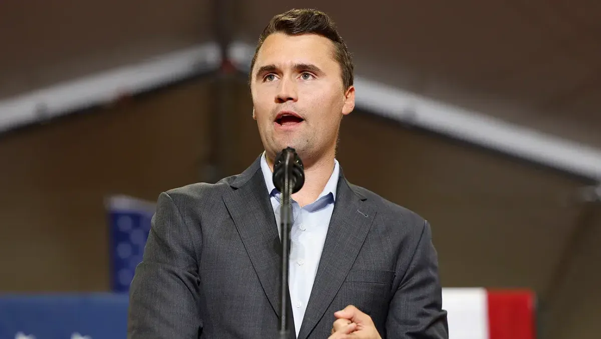 Charlie Kirk, famoso ativista conservador dos EUA, é baleado