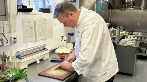 Chef que prepara últimas refeições para pessoas no fim da vi