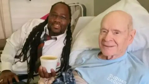 Chef salva a vida de um homem depois que ele não apareceu no