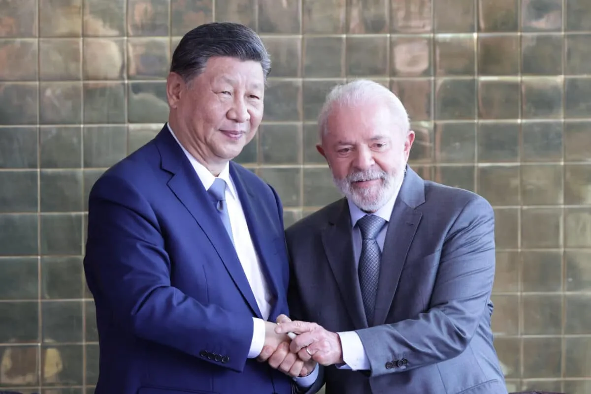 China defende Brasil de tarifaço do Trump e faz acusação aos