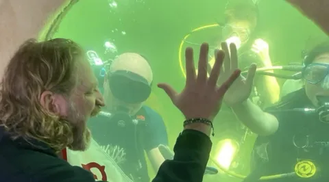 Cientista vive 100 dias submerso e rejuvenesce