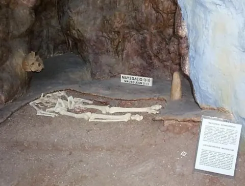 Cientistas ficam chocados com crânio encontrado em parede de