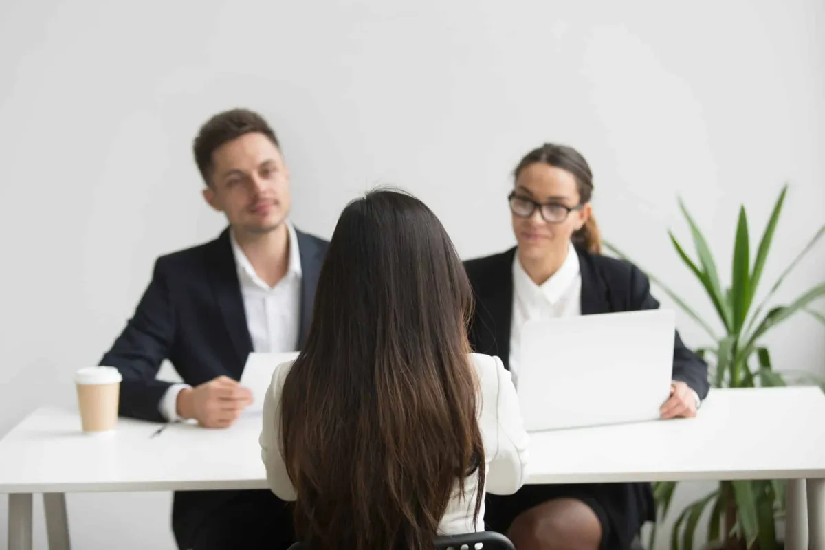 Como dividir 5 maçãs entre 6 pessoas? A pergunta surpresa em