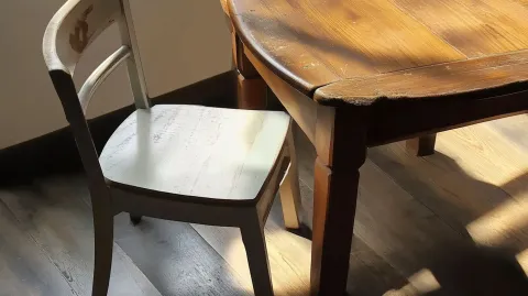 Corpo de mulher é encontrado ‘sentado à mesa em sua casa’ do
