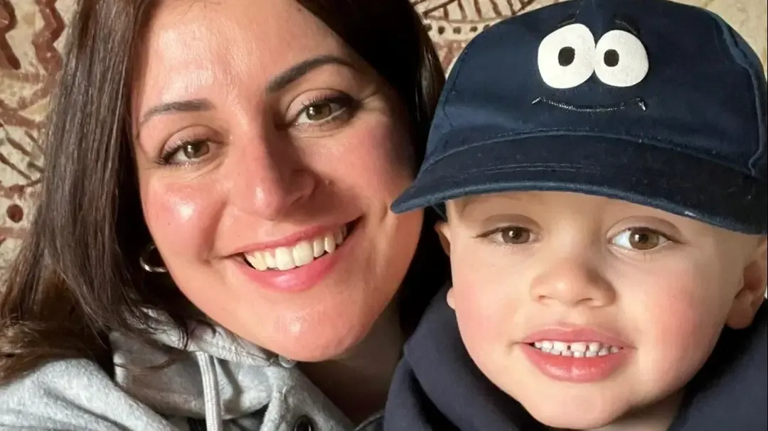 Criança pequena teve o olho removido após a mãe notar um “br