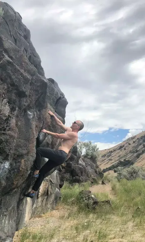 Diretor de escola, de 47 anos, e filho, de 15, morrem após serem atacados por vespas gigantes enquanto autoridades divulgam detalhes horríveis