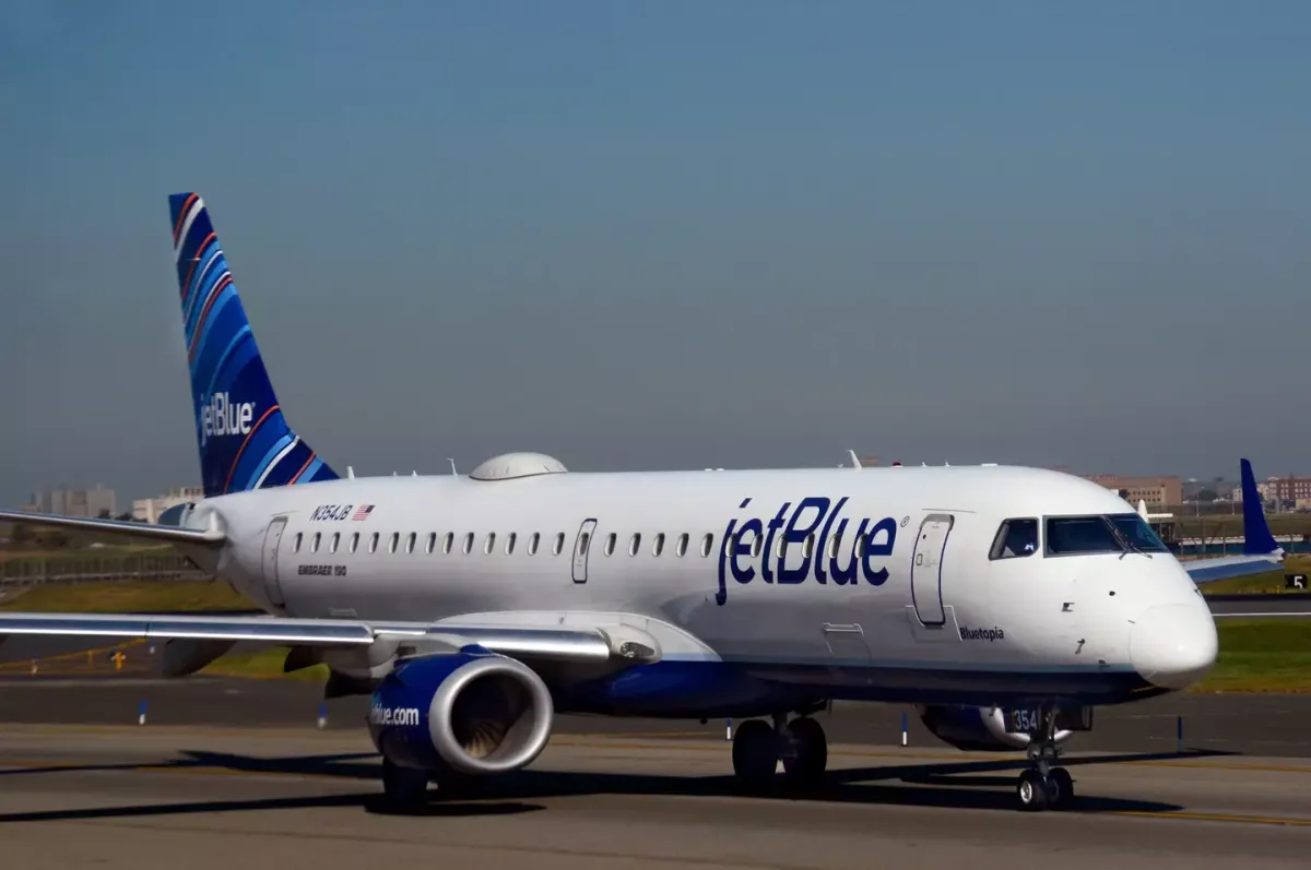 Dois cadáveres foram encontrados em um avião após o pouso, d