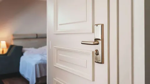 Dormir com a porta do quarto fechada pode revelar 6 traços d
