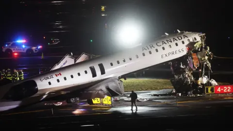 Duas pessoas morrem após avião da Air Canada colidir com um 
