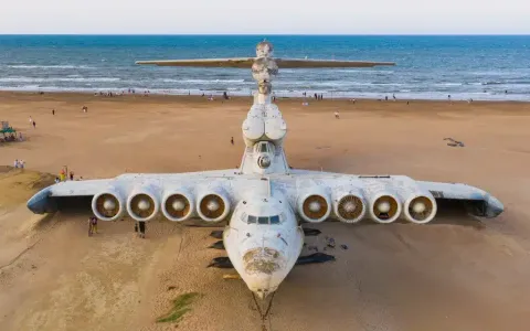Ecranoplano: O gigante abandonado em uma praia
