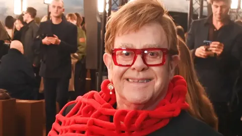 Elton John admite que “não sobrou muita coisa” dele ao revelar tudo o que já teve removido do corpo