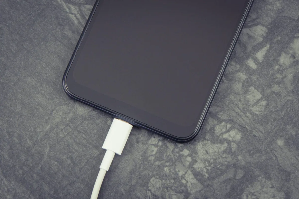 Especialista emite alerta para pessoas que deixam o celular