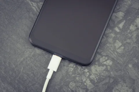 Especialista emite alerta para pessoas que deixam o celular 