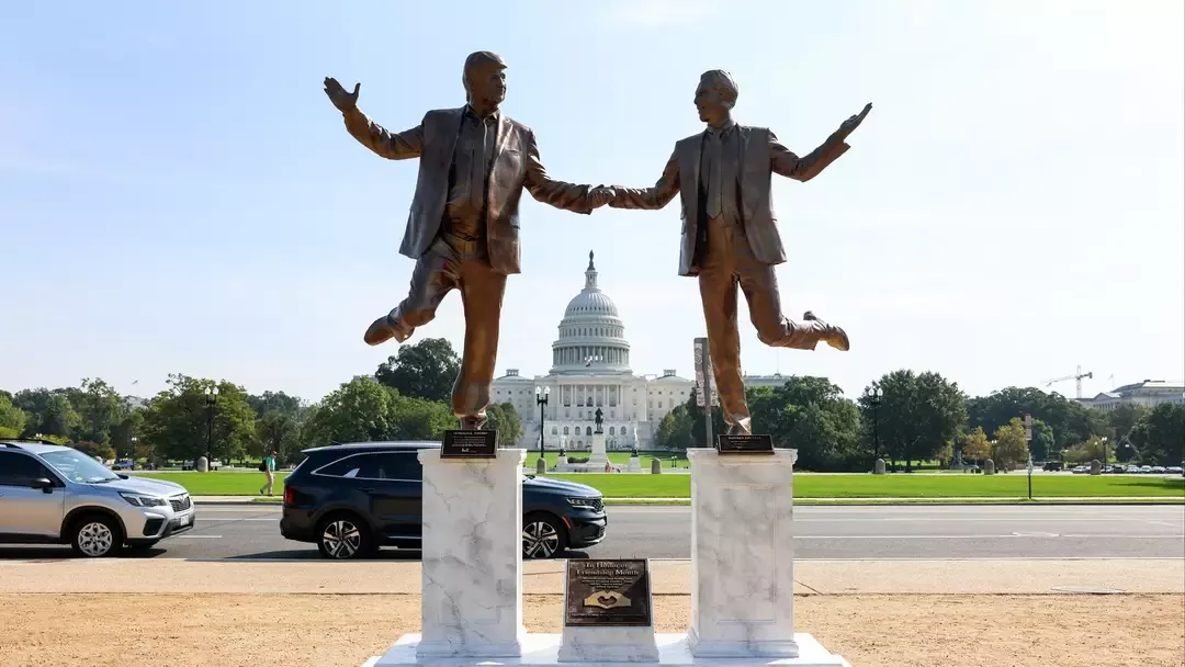 Estátua de Donald Trump e Jeffrey Epstein de mãos dadas apar