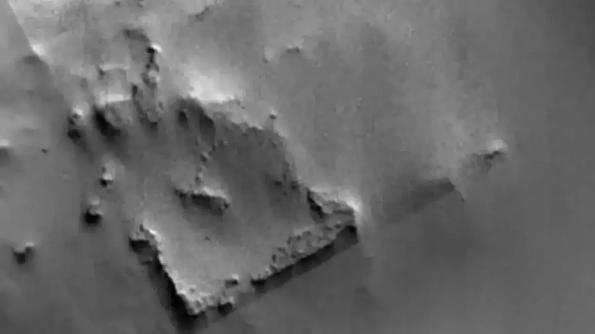 Estrutura quadrada misteriosa avistada em Marte é chamada de