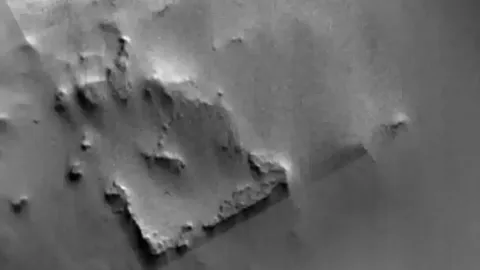 Estrutura quadrada misteriosa avistada em Marte é chamada de