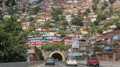 EUA emite alerta máximo e pede que seus cidadãos não viajem 