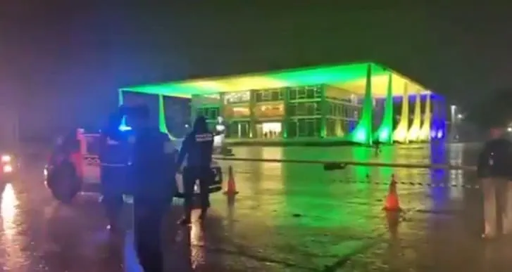 Explosão de bomba no STF mata uma pessoa