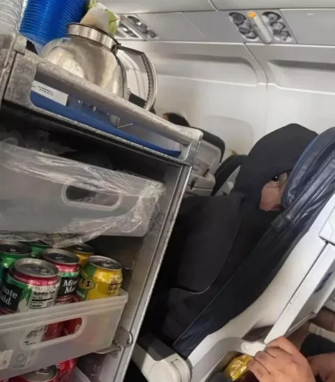 Foto assustadora tirada por passageiro em avião deixa intern