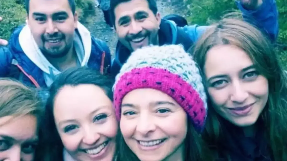 Foto de 6 amigos tirando uma selfie juntos deixa pessoas ass