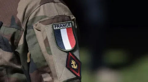 França ordena que hospitais estejam “prontos para a guerra” enquanto Alemanha emite alerta severo