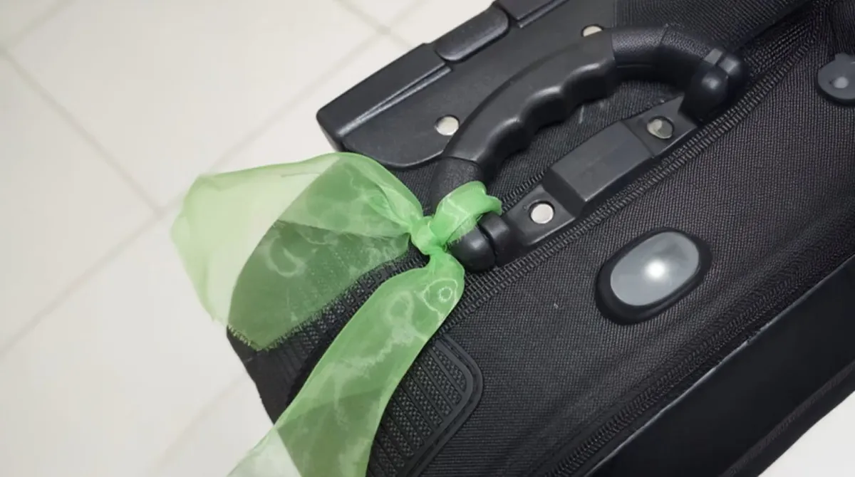 Funcionário de aeroporto alerta sobre amarrar fitas nas mala
