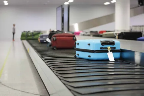 Funcionário de manuseio de bagagem alerta sobre um tipo de m