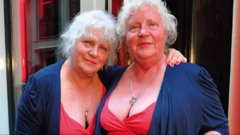 Gêmeas de 83 anos, conhecidas como as “profissionais do sexo