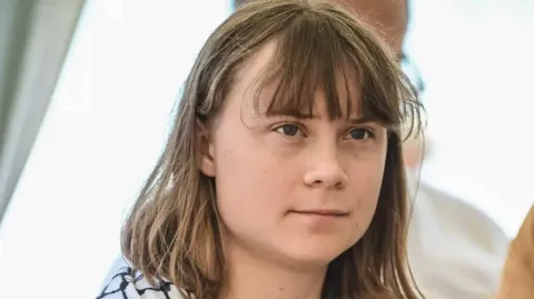 Greta Thunberg é oficialmente deportada após alegação de ter