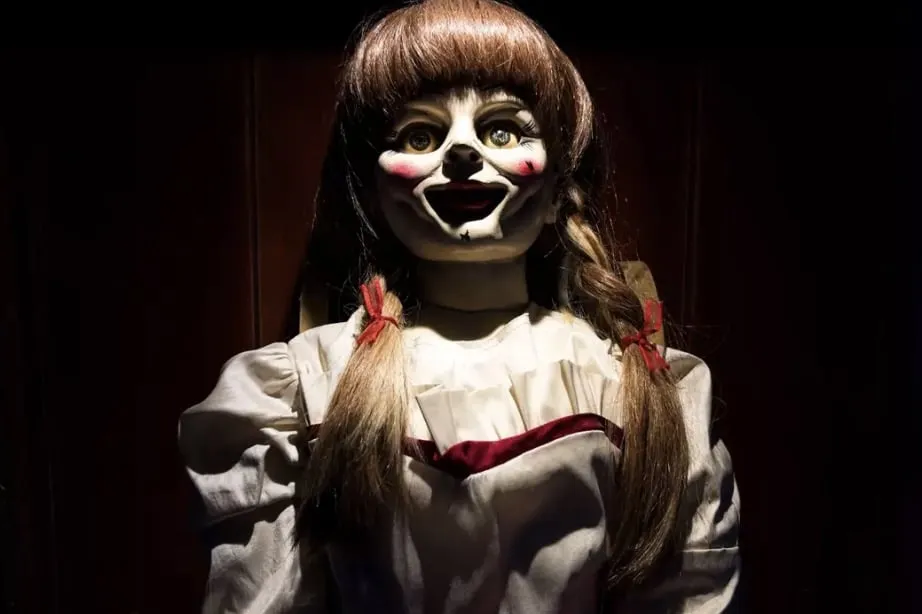 “História aterrorizante por trás da boneca Annabelle da vida