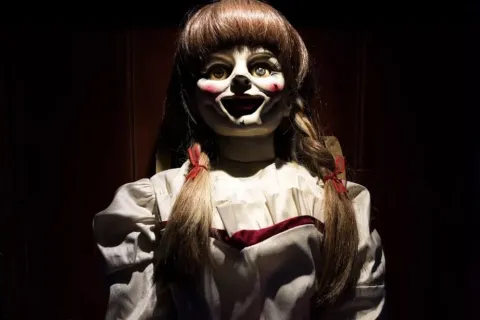 “História aterrorizante por trás da boneca Annabelle da vida