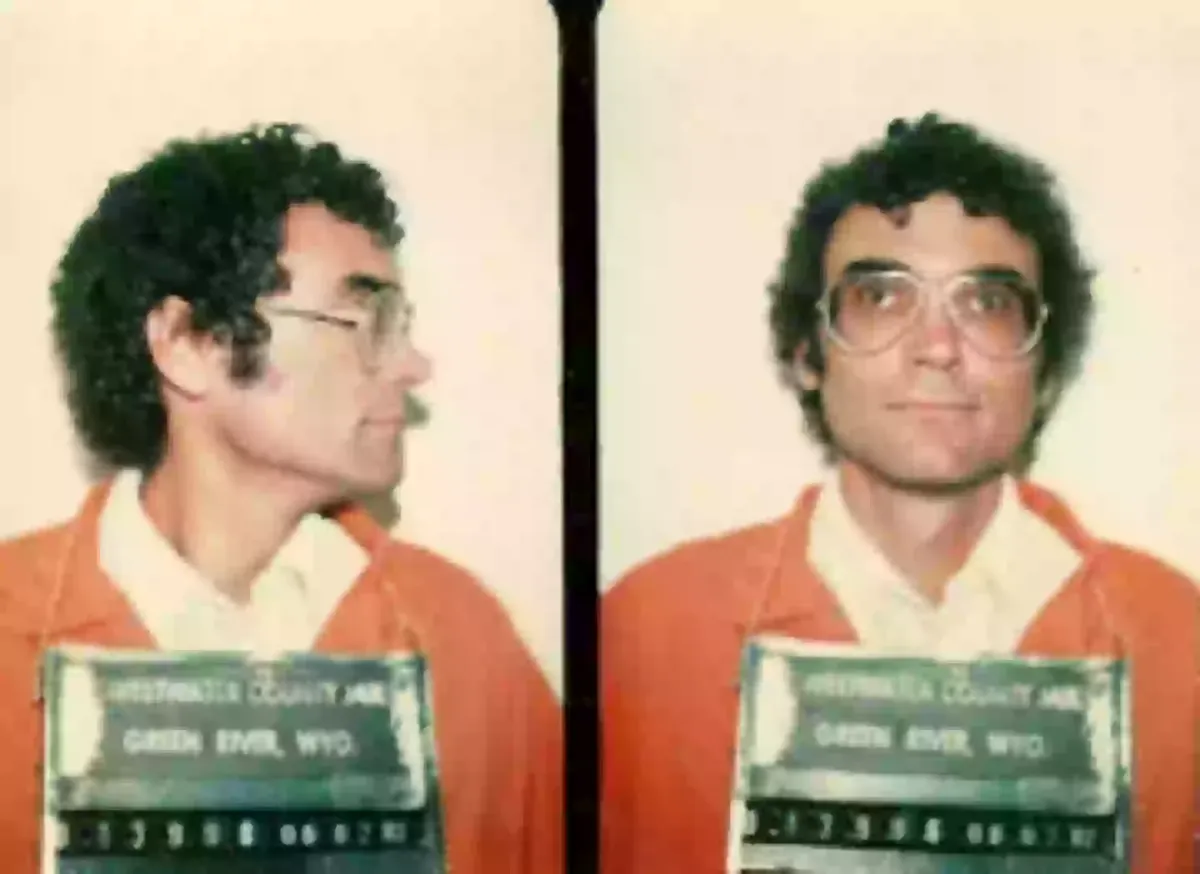 Homem acusado de passar 40 anos escondido sob a identidade d