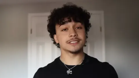 Homem bebe 4 litros de água todos os dias durante um ano par