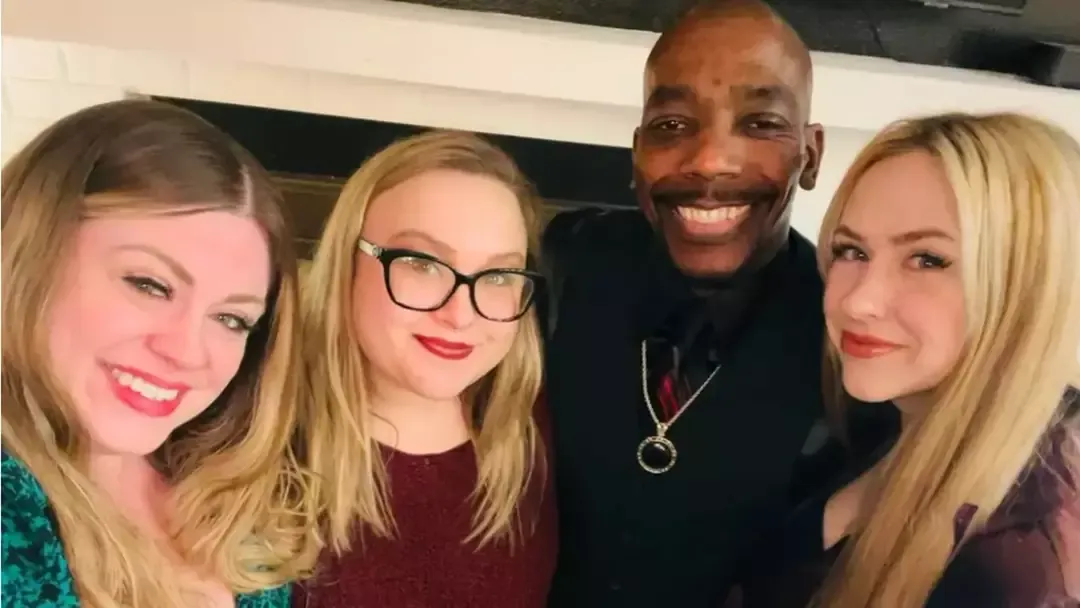 Homem com três esposas explica o que acontece na “sala boom