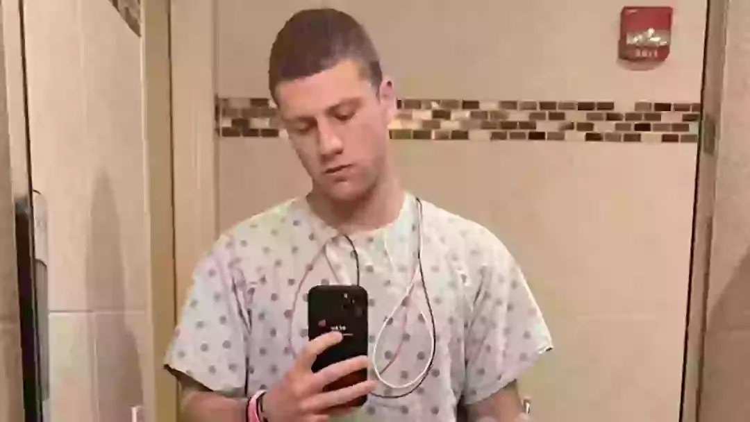 Homem de 21 anos, diagnosticado com câncer, revela o sintoma