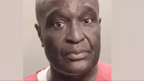 Homem de 76 anos evita a pena de morte após deixar uma menina de 5 anos ser devorada por jacarés