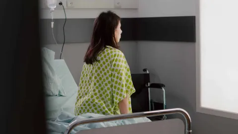 Homem é elogiado por sua resposta após amiga em estado termi