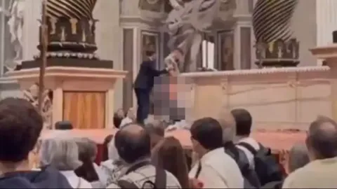 Homem é flagrado urinando em altar sagrado do Vaticano diant
