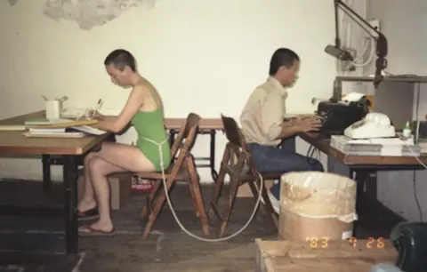 Homem e mulher se amarraram um ao outro durante um ano inteiro, sem possibilidade de escapar, para ver o que aconteceria