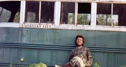 Homem em foto histórica segurava bilhete com mensagem para o