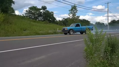 Homem engata a marcha à ré enquanto dirige a 80 km/h para ve