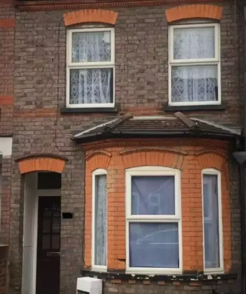 Homem entrou na casa que era sua há 30 anos e encontrou alguém morando nela e redecorando