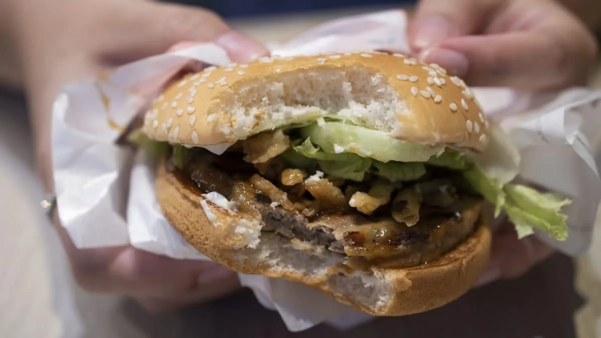 Homem está comendo McDonald’s todos os dias durante 100 dias