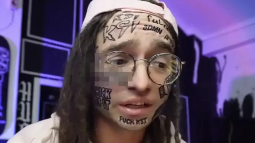 Homem explicou por que tem 600 tatuagens do KSI espalhadas p