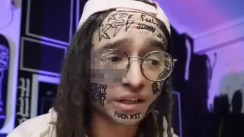 Homem explicou por que tem 600 tatuagens do KSI espalhadas p