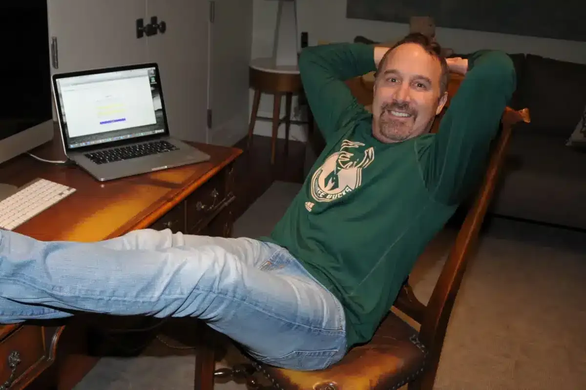 Homem fica chocado ao acordar e descobrir que tinha $ 89.000