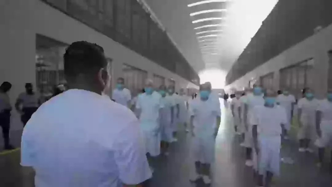 Homem fica chocado com o que vê ao entrar na ‘pior prisão do