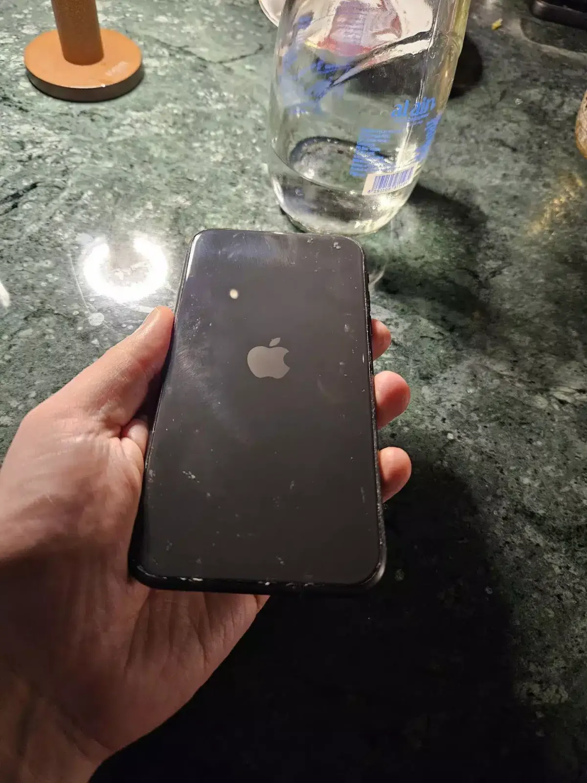 Homem ganha novo iPhone sem câmera na parte traseira e há um